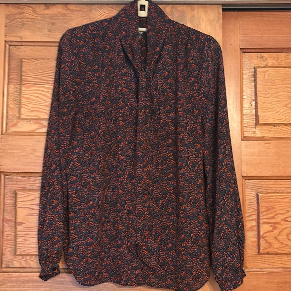 Blouse with a tie at the neck.